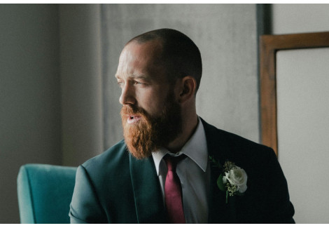 Stylizacja brody na specjalne okazje – szybkie triki na ślub, biznesowe spotkanie oraz imprezę.