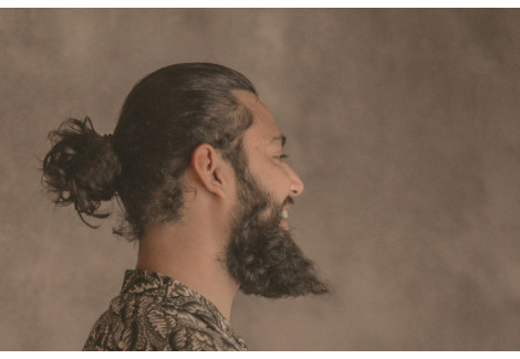 Kręcone włosy i broda – pielęgnacja, stylizacja, wyzwania