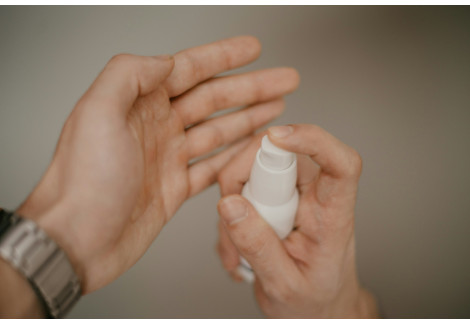 Męskie dłonie wizytówką faceta – jak zregenerować skórę po pracy fizycznej?