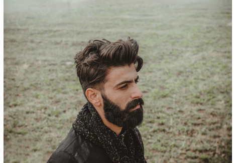 Męska pielęgnacja po zabiegu medycyny estetycznej – jak dbać o skórę, brodę i włosy.