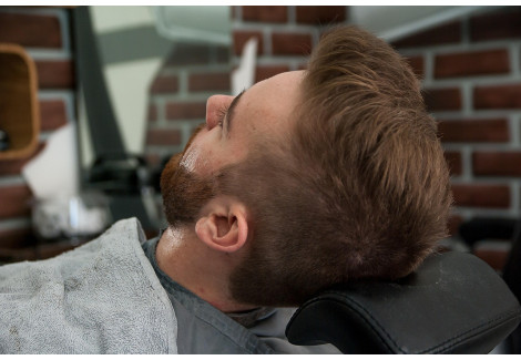 Koniec Movember: Jak perfekcyjnie zgolić miesięczny zarost bez podrażnień?