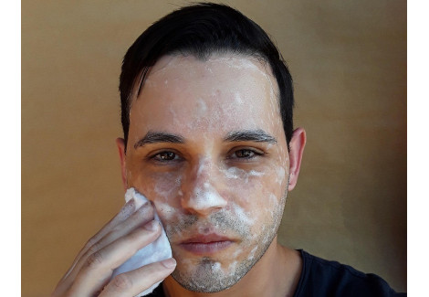 Peeling twarzy u mężczyzn – dlaczego to klucz do idealnego golenia?