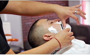 Jak golić się brzytwą? – praktyczne porady na temat golenia